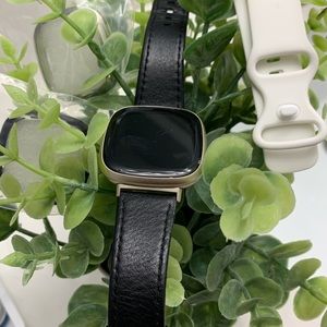 Fitbit Versa 3: Yellow Gold